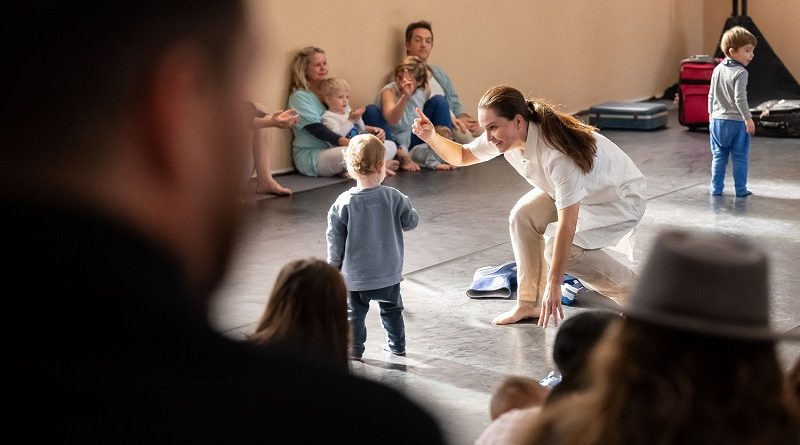 The Art of Taking Part: Dramaturgies of Encounter in Theatre for Early Years