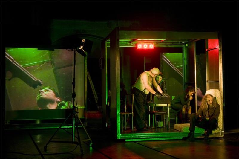 Fatzer Fragment, from left: Matteo Angius (in video), Beppe Minelli, Matteo Angius, Francesca Mazza, Werner Waas.