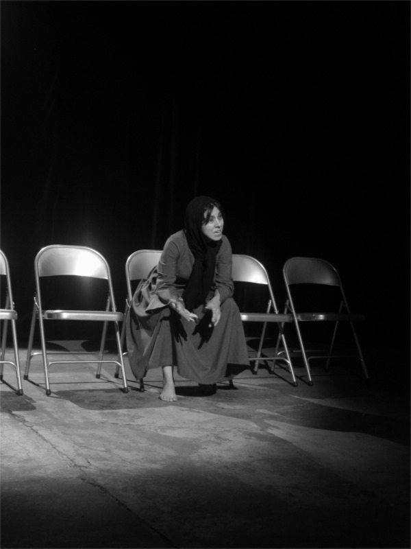 « L'entretien » de Mohammad Rahmanian ; Shabman Tolouei, metteure en scène et comédienne ; Lilas En Scène, Paris (France) 2006 © Maryam Gharasou